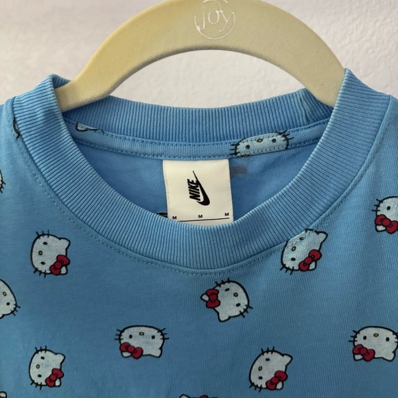 NIKE x HELLO KITTY sz M Tshirt AOP University Blue Short Sleeve DR5519 - Picture 2 of 9